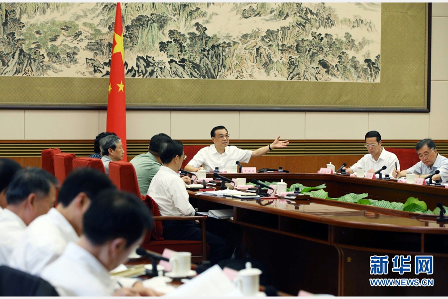 日前，中共中央政治局常委、国务院总理李克强主持国务院专题讲座，讨论加快发展先进制造与3D打印等问题。中共中央政治局常委、国务院副总理张高丽出席。这是8月21日，李克强在听取专家介绍后作重要讲话。 新华社记者 姚大伟 摄