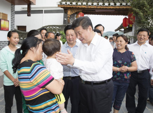 资料图：2015年６月16日至18日，中共中央总书记、国家主席、中央军委主席习近平来到贵州遵义、贵阳和贵安新区， 深入农村、企业、学校、园区、红色教育基地，就做好扶贫开发工作、谋划好“十三五”时期经济社会发展进行调研考 察。图片来源：新华网